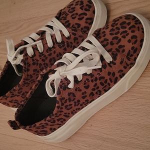 Jillian Harris sneakers size 6